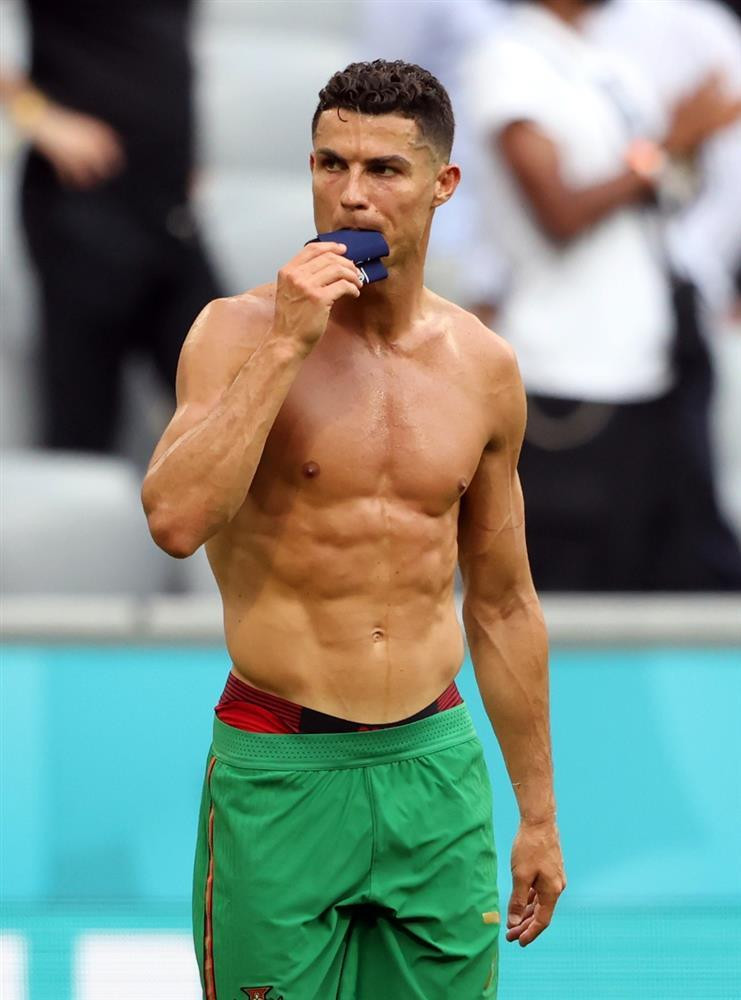 Ronaldo lột áo tặng fan: Ngã gục với body 6 múi sầu riêng-5