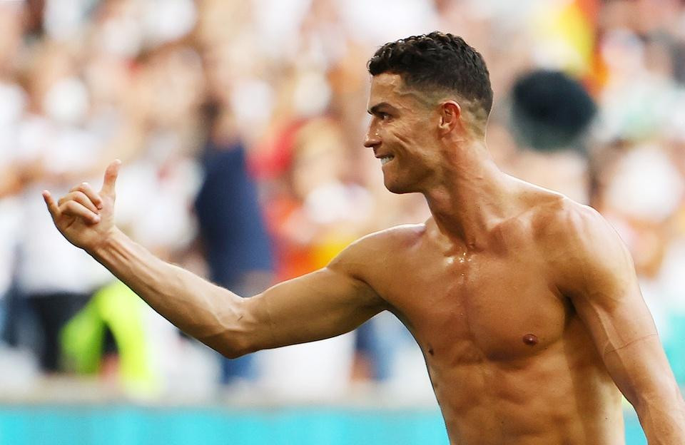 Ronaldo lột áo tặng fan: Ngã gục với body 6 múi sầu riêng-6