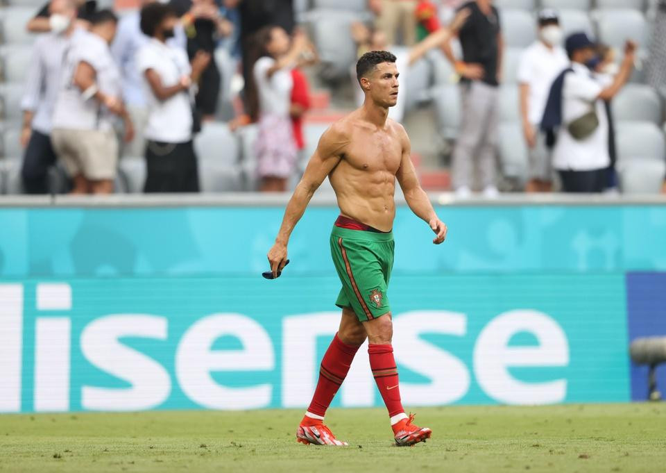 Ronaldo lột áo tặng fan: Ngã gục với body 6 múi sầu riêng-7