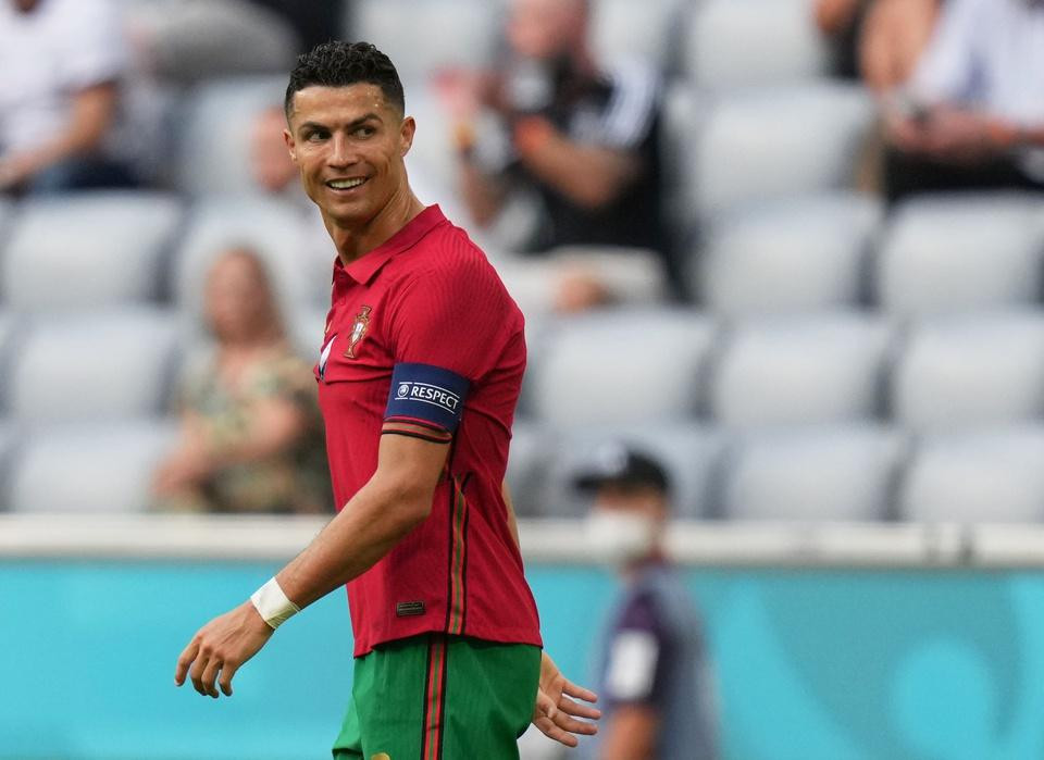 Ronaldo lột áo tặng fan: Ngã gục với body 6 múi sầu riêng-1
