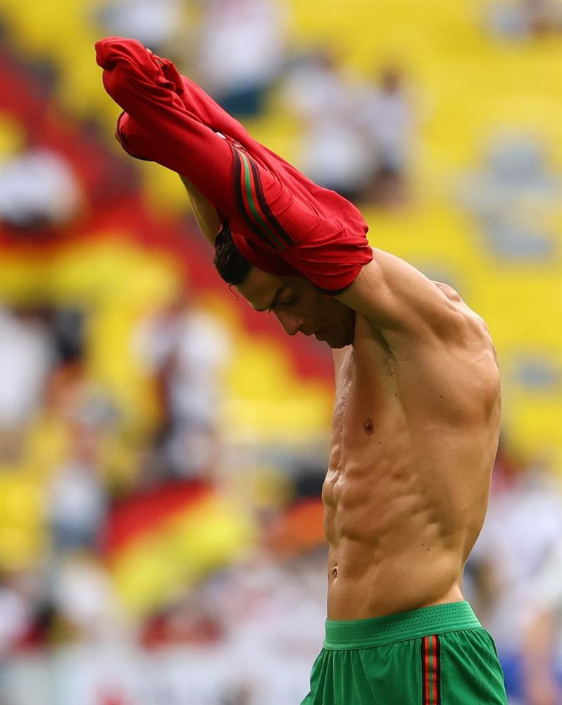 Ronaldo lột áo tặng fan: Ngã gục với body 6 múi sầu riêng-3