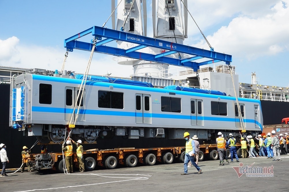 Thêm hai đoàn tàu metro Bến Thành- Suối Tiên tiếp tục cập cảng ở TP.HCM-4