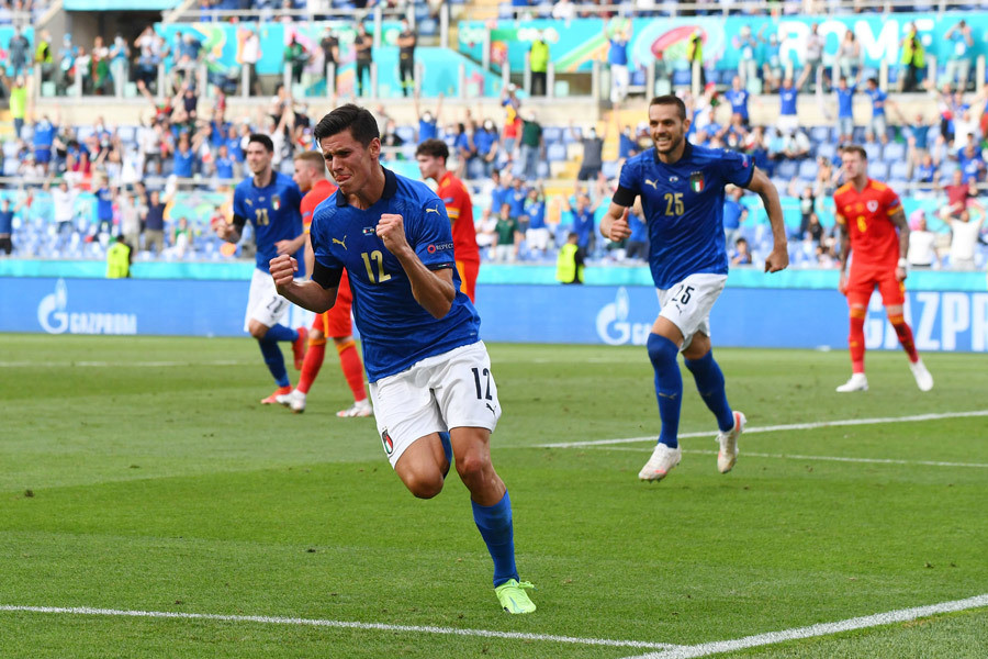Italy chạm kỷ lục, dắt Xứ Wales vào vòng 1/8-1