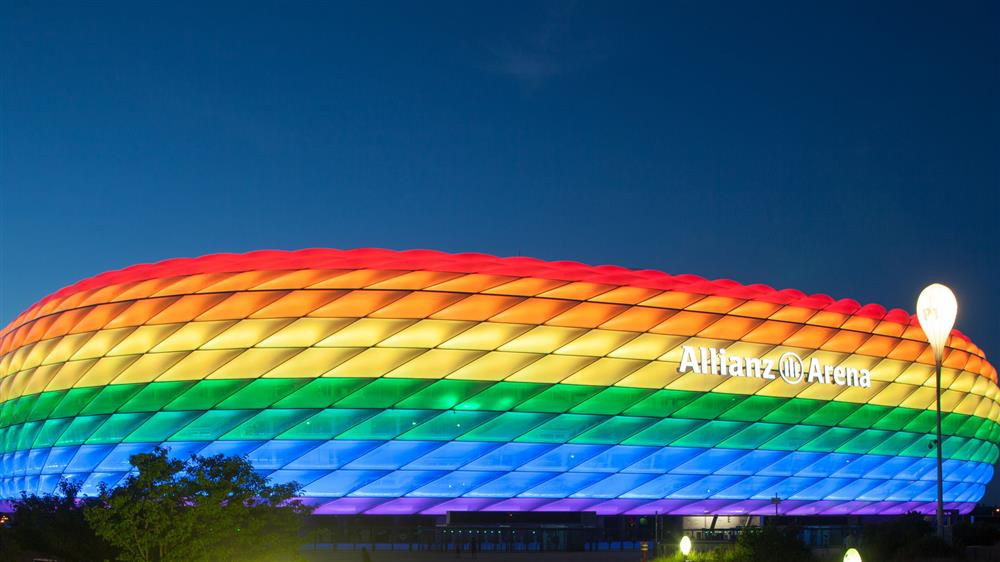 Đức đề xuất thắp sáng sân Allianz Arena bằng cờ lục sắc trong trận gặp Hungary-1