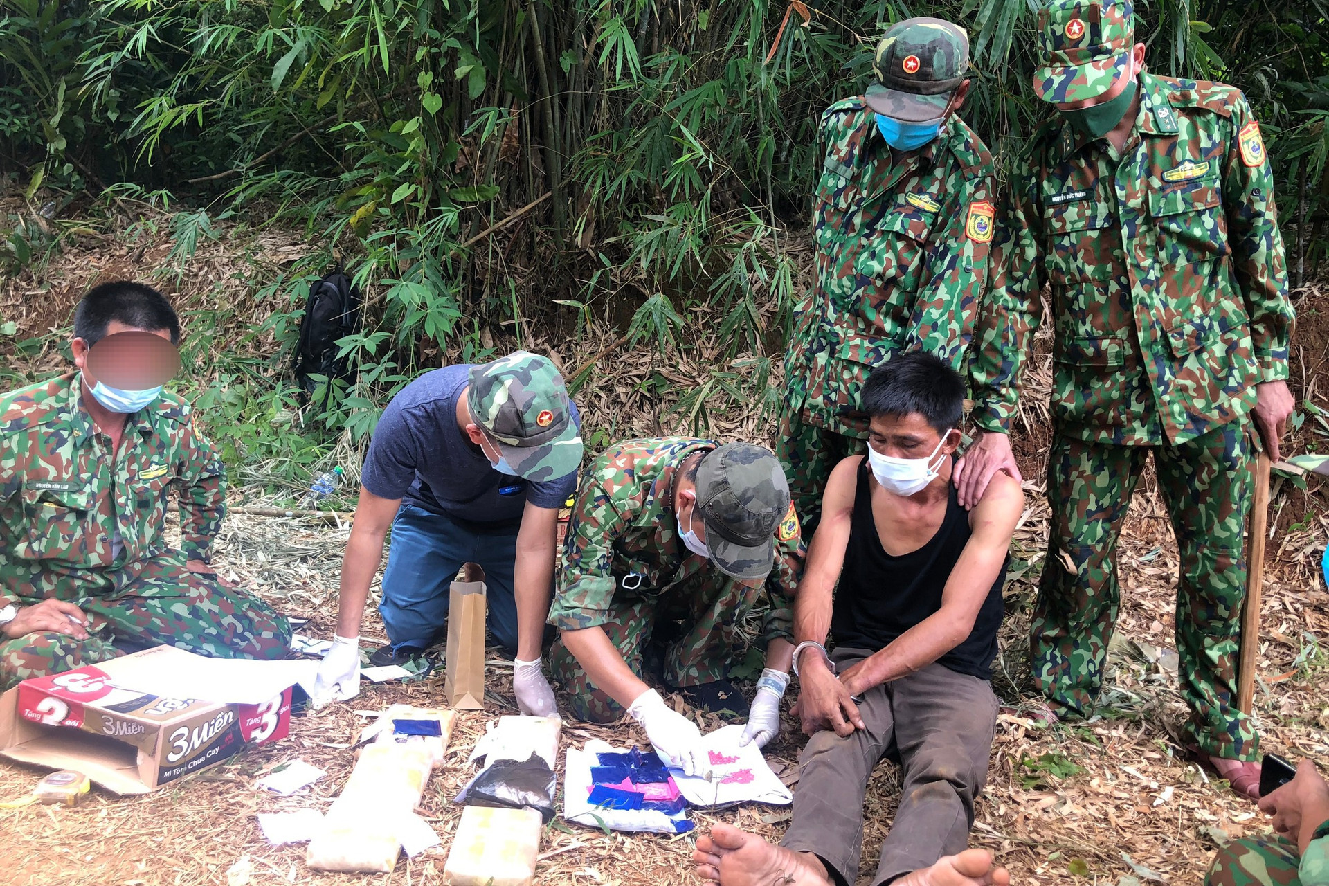 Bắt giữ đối tượng người Lào vận chuyển 38.000 viên ma túy qua biên giới-1