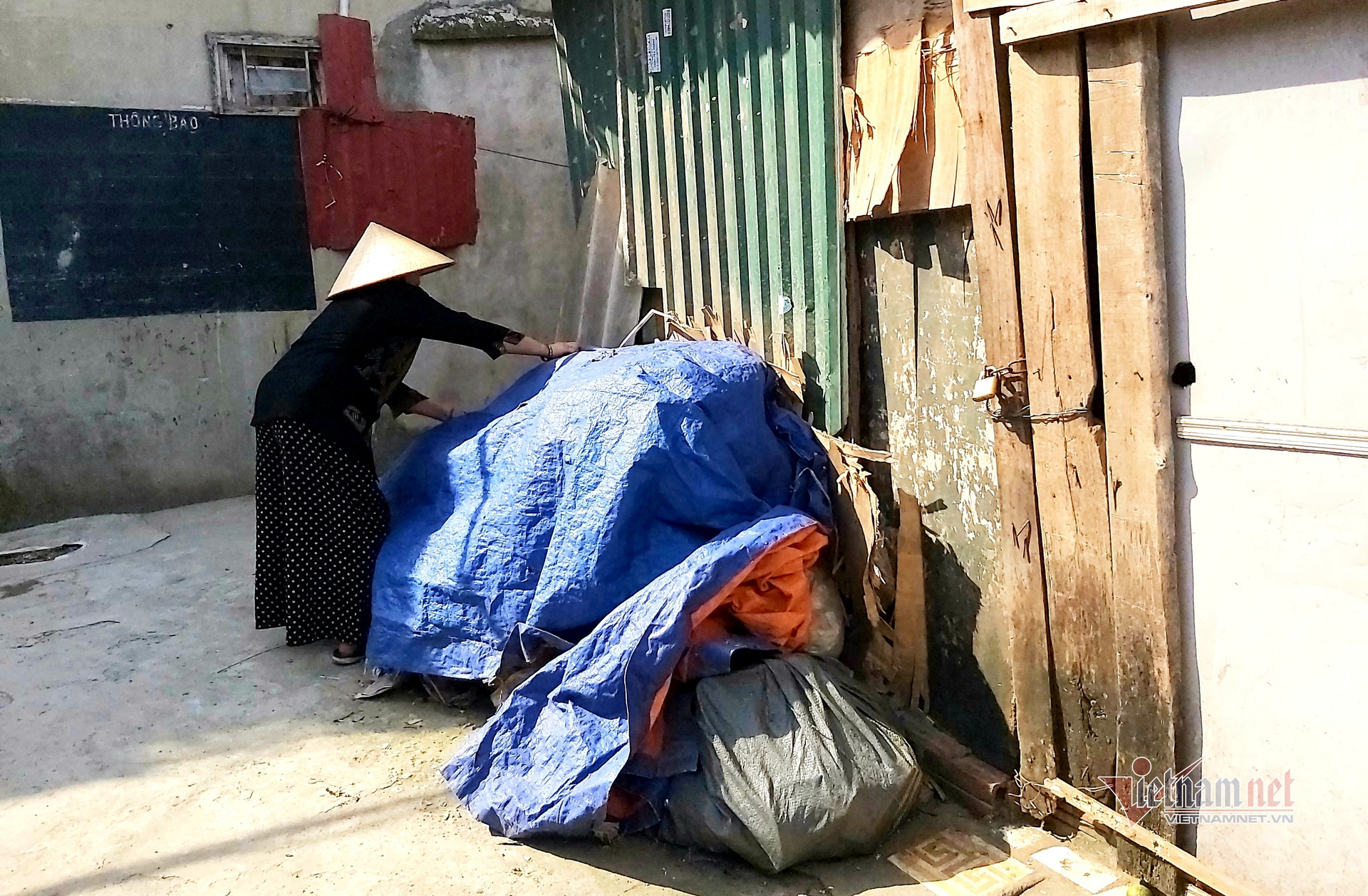 Người già lay lắt trong nắng nóng đỉnh điểm ở xóm lao động nghèo Hà Nội-1
