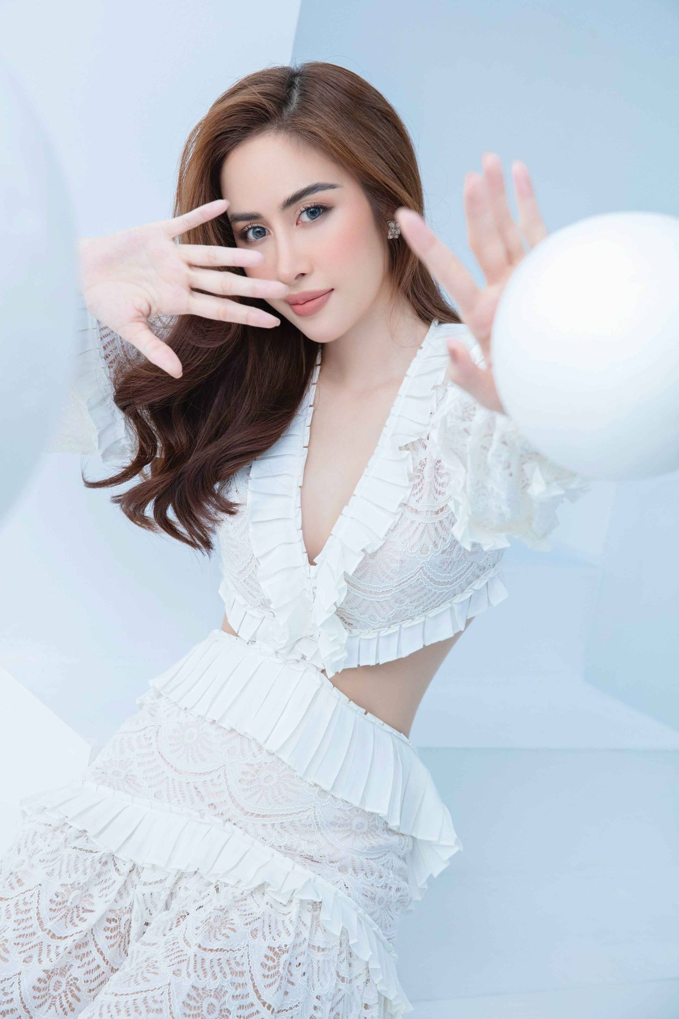 Hoa hậu Phan Ngọc Hân gợi cảm trong bộ ảnh mới