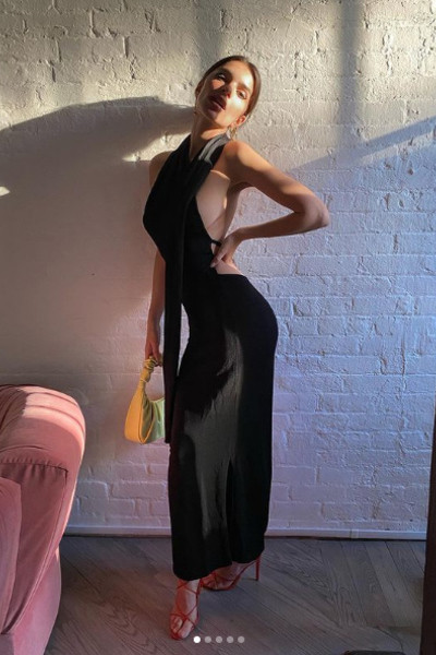 Siêu mẫu Emily Ratajkowski khoe thân hình nóng bỏng