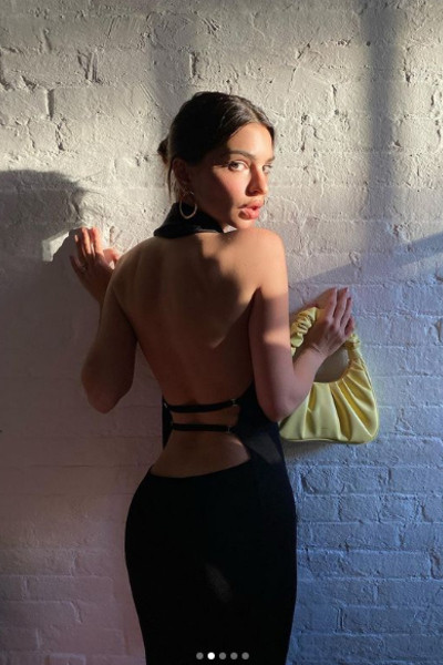 Siêu mẫu Emily Ratajkowski khoe thân hình nóng bỏng
