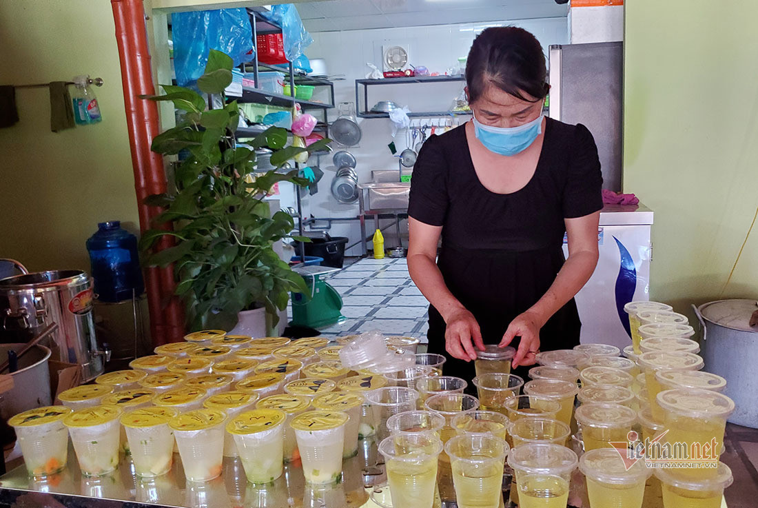 Vợ chồng trẻ ở Nghệ An nấu cả trăm suất cơm miễn phí cho lực lượng chống dịch-5