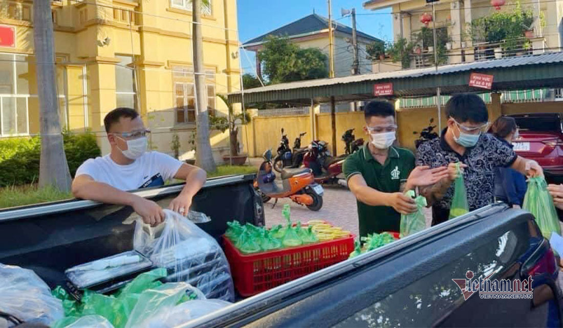 Vợ chồng trẻ ở Nghệ An nấu cả trăm suất cơm miễn phí cho lực lượng chống dịch-12