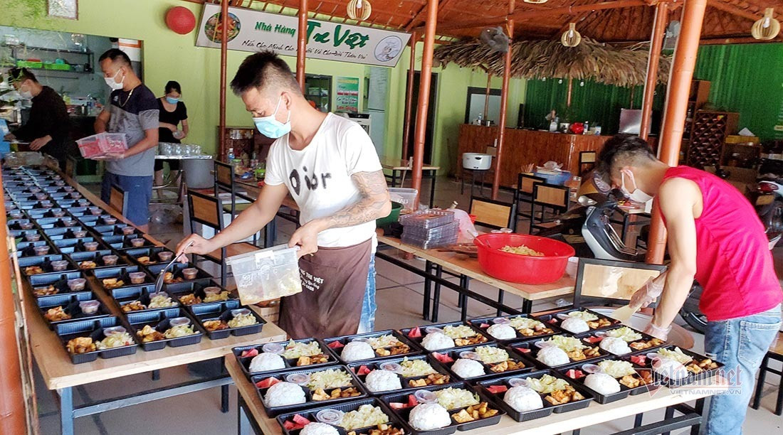 Vợ chồng trẻ ở Nghệ An nấu cả trăm suất cơm miễn phí cho lực lượng chống dịch-2