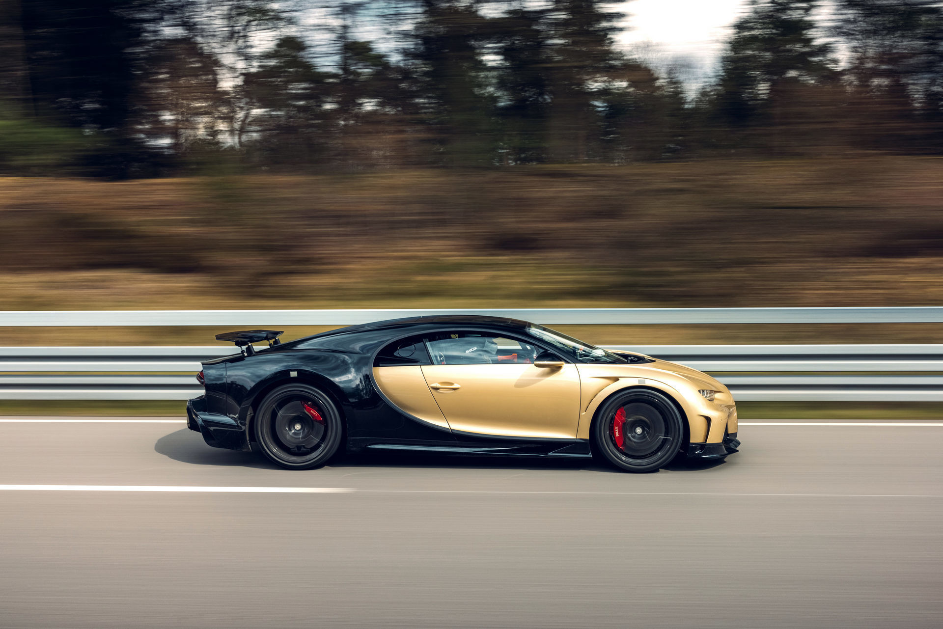 Hé lộ hình ảnh siêu xe Bugatti đang chạy thử với tốc độ 440 km/h-2