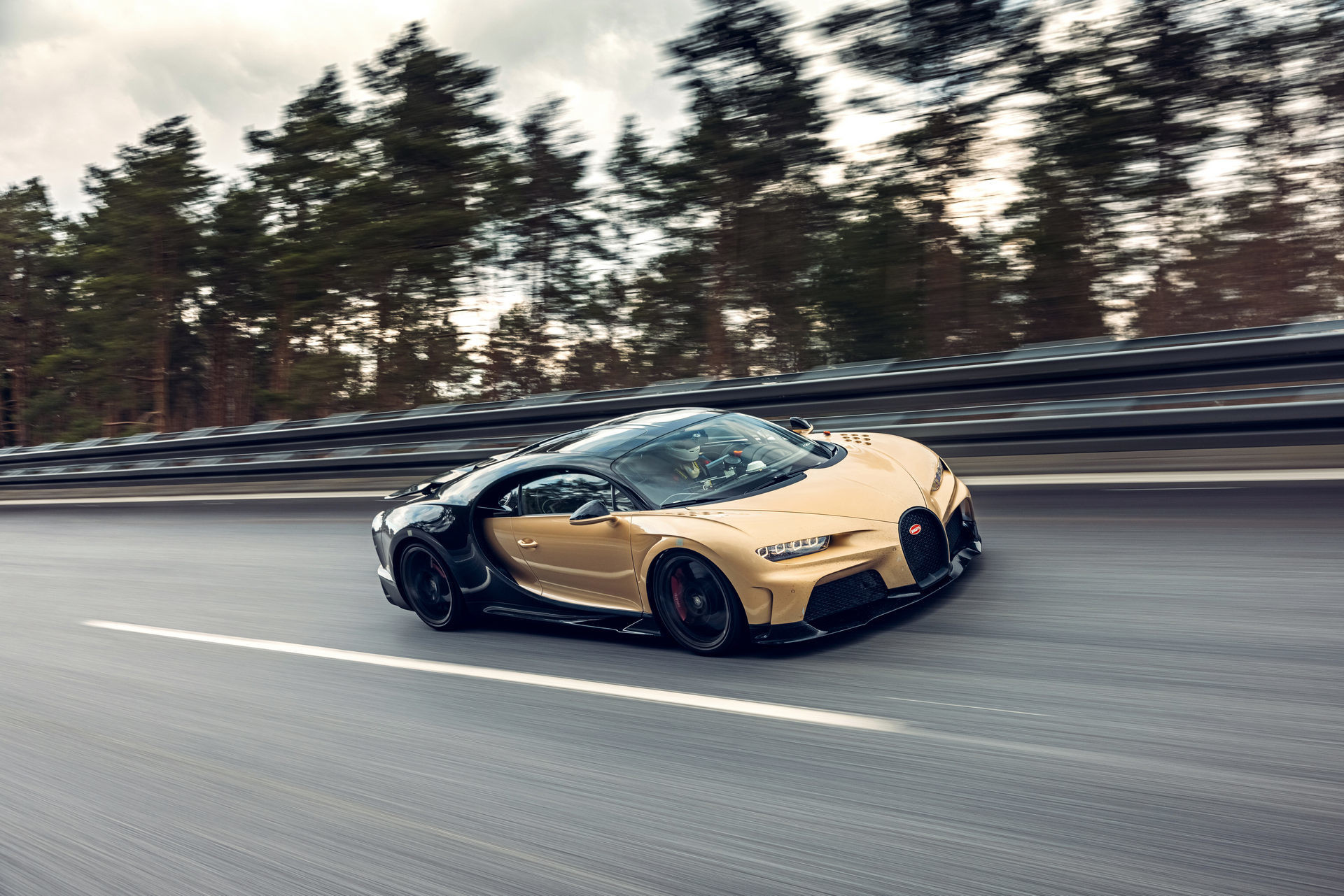 Hé lộ hình ảnh siêu xe Bugatti đang chạy thử với tốc độ 440 km/h-1