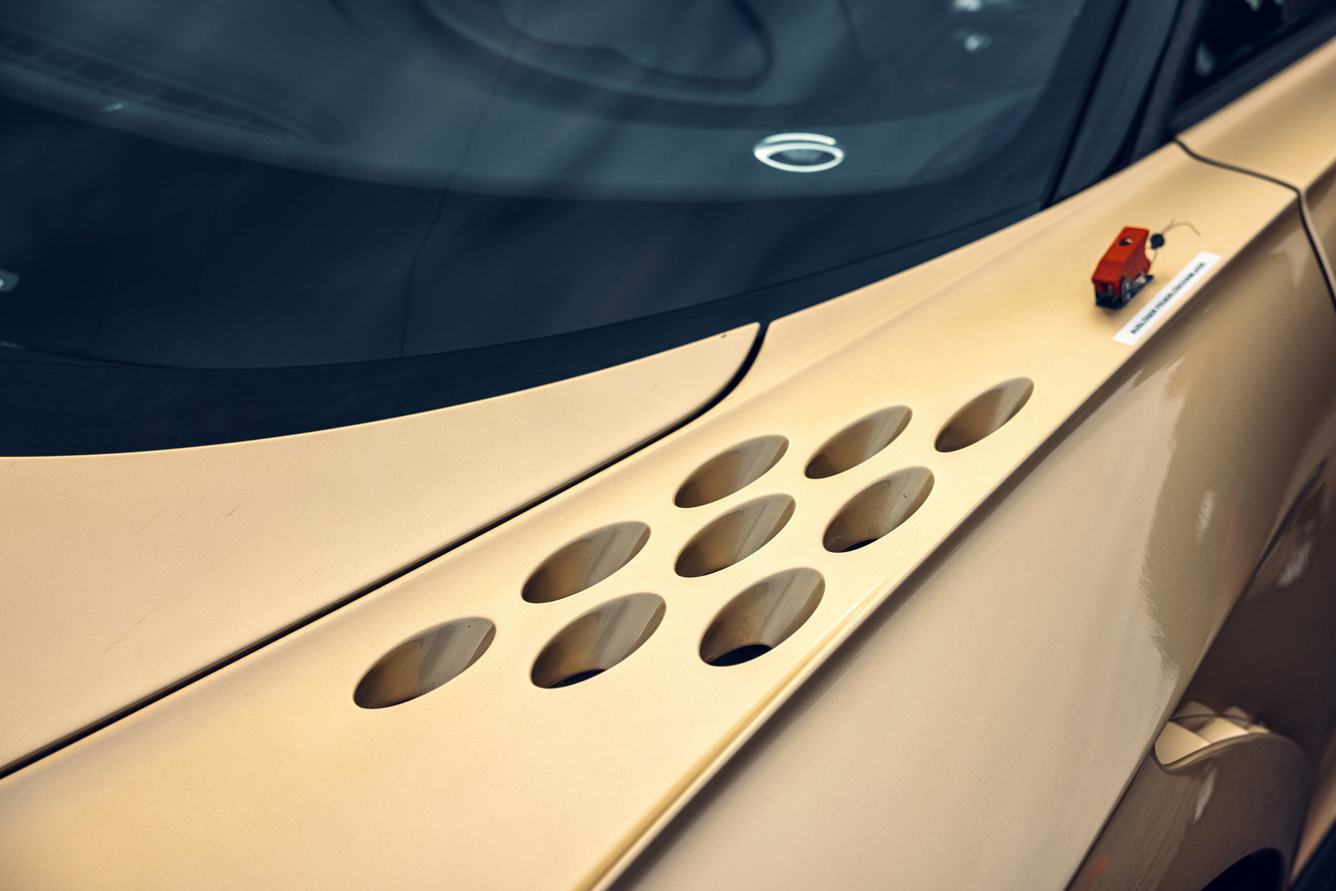 Hé lộ hình ảnh siêu xe Bugatti đang chạy thử với tốc độ 440 km/h-6
