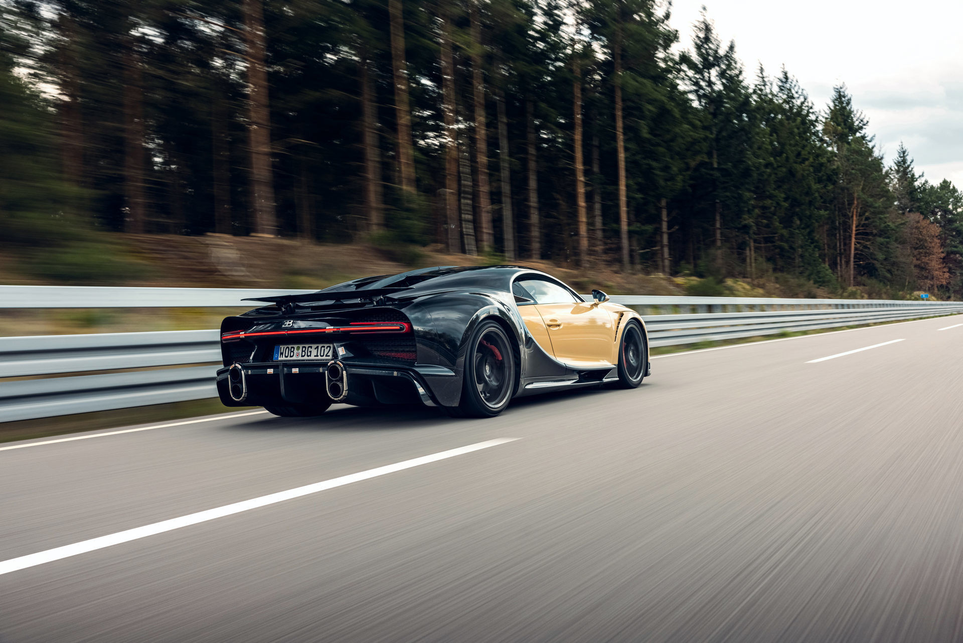 Hé lộ hình ảnh siêu xe Bugatti đang chạy thử với tốc độ 440 km/h-4