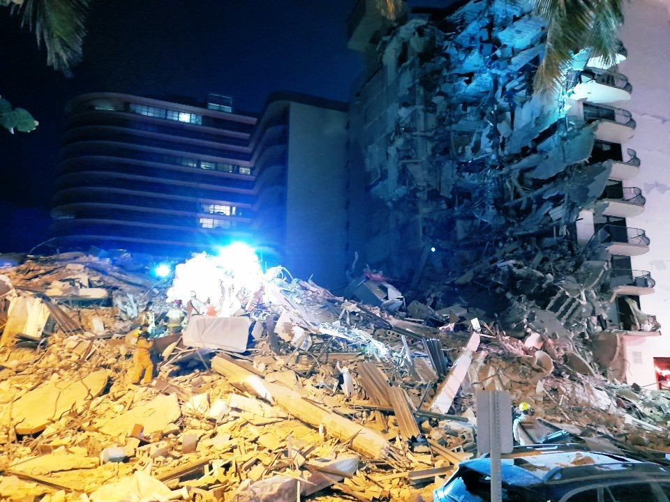Tòa nhà 12 tầng ở Mỹ bất ngờ đổ sập giữa đêm-1
