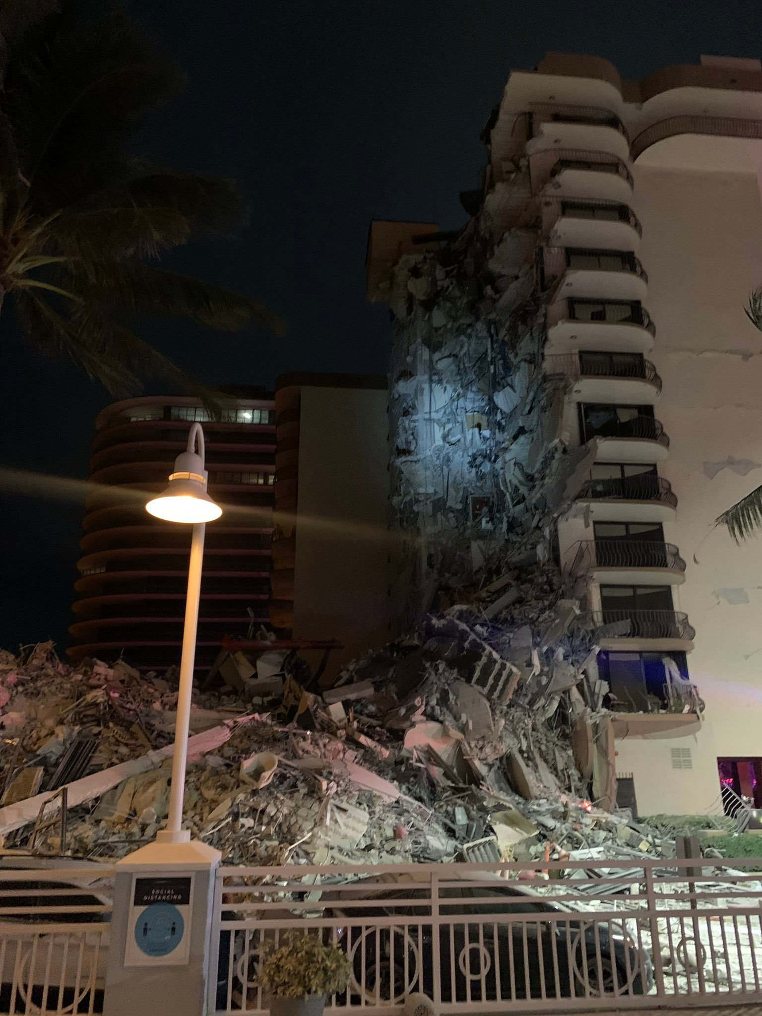 Tòa nhà 12 tầng ở Mỹ bất ngờ đổ sập giữa đêm-2