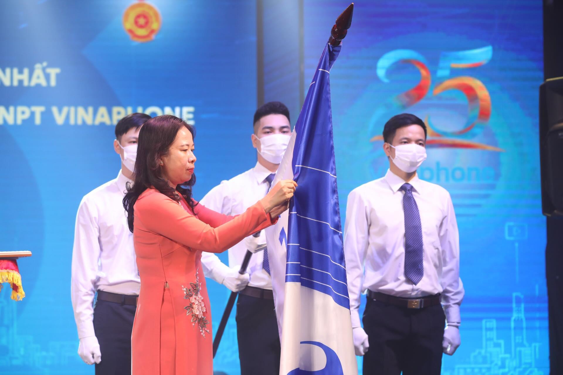 Ủy viên Ban chấp hành Trung ương Đảng, Phó Chủ tịch nước Võ Thị Ánh Xuân trao tặng Huân chương Lao động hạng Nhất cho VNPT VinaPhone. (Ảnh: Minh Quyết/TTXVN)