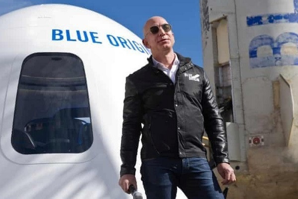Tỷ phú Jeff Bezos có được bảo hiểm trong chuyến bay sinh tử sắp tới?-2