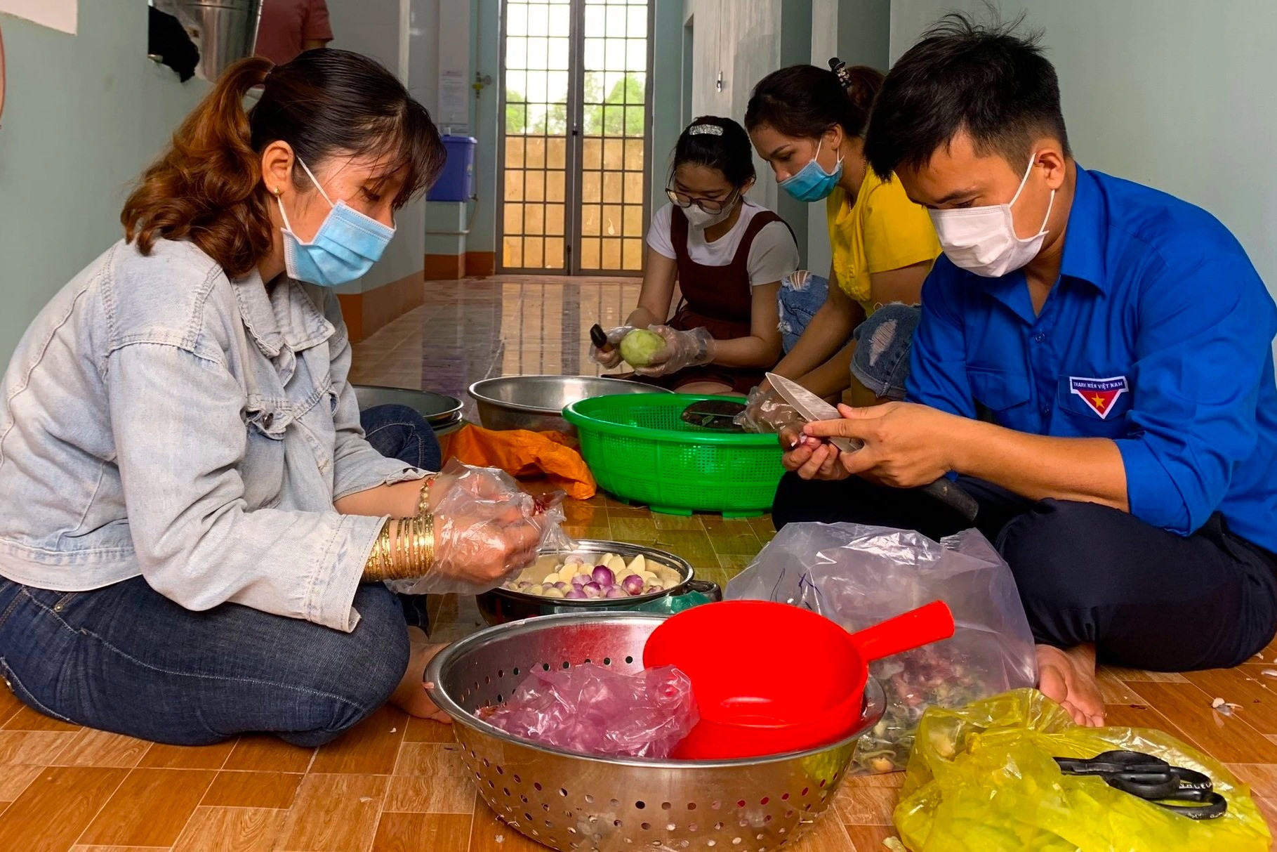 Thanh niên Bình Phước làm những món ăn dân dã tiếp sức lực lượng chống dịch-2