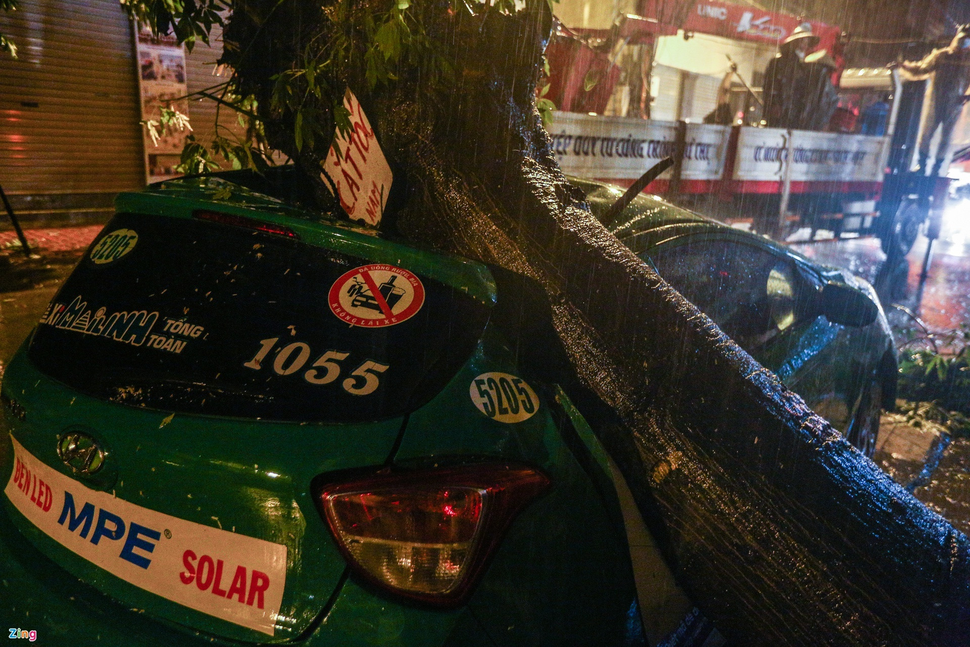 Hà Nội: Cây đổ đè bẹp xe taxi trong mưa lớn - 3