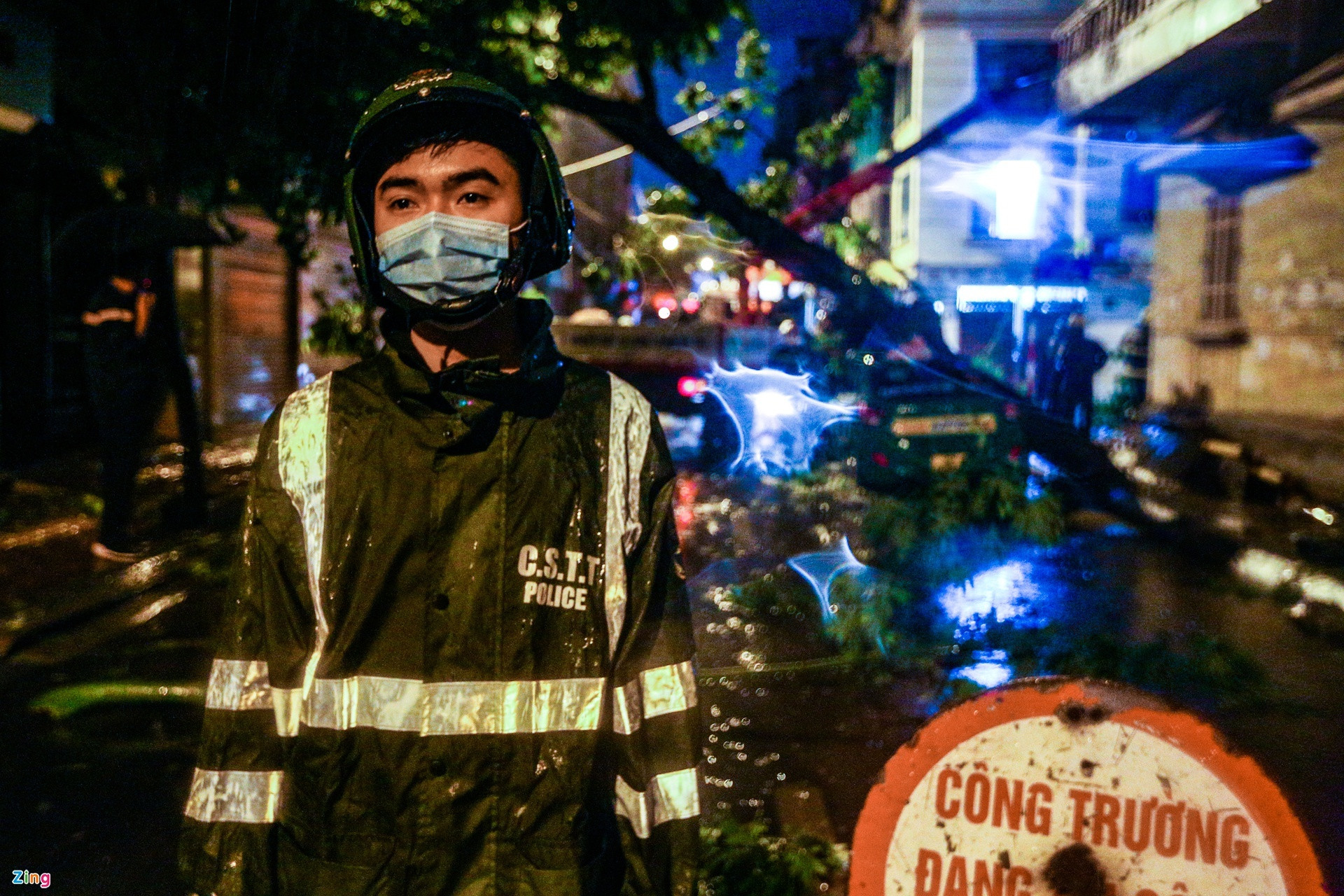 Hà Nội: Cây đổ đè bẹp xe taxi trong mưa lớn - 4