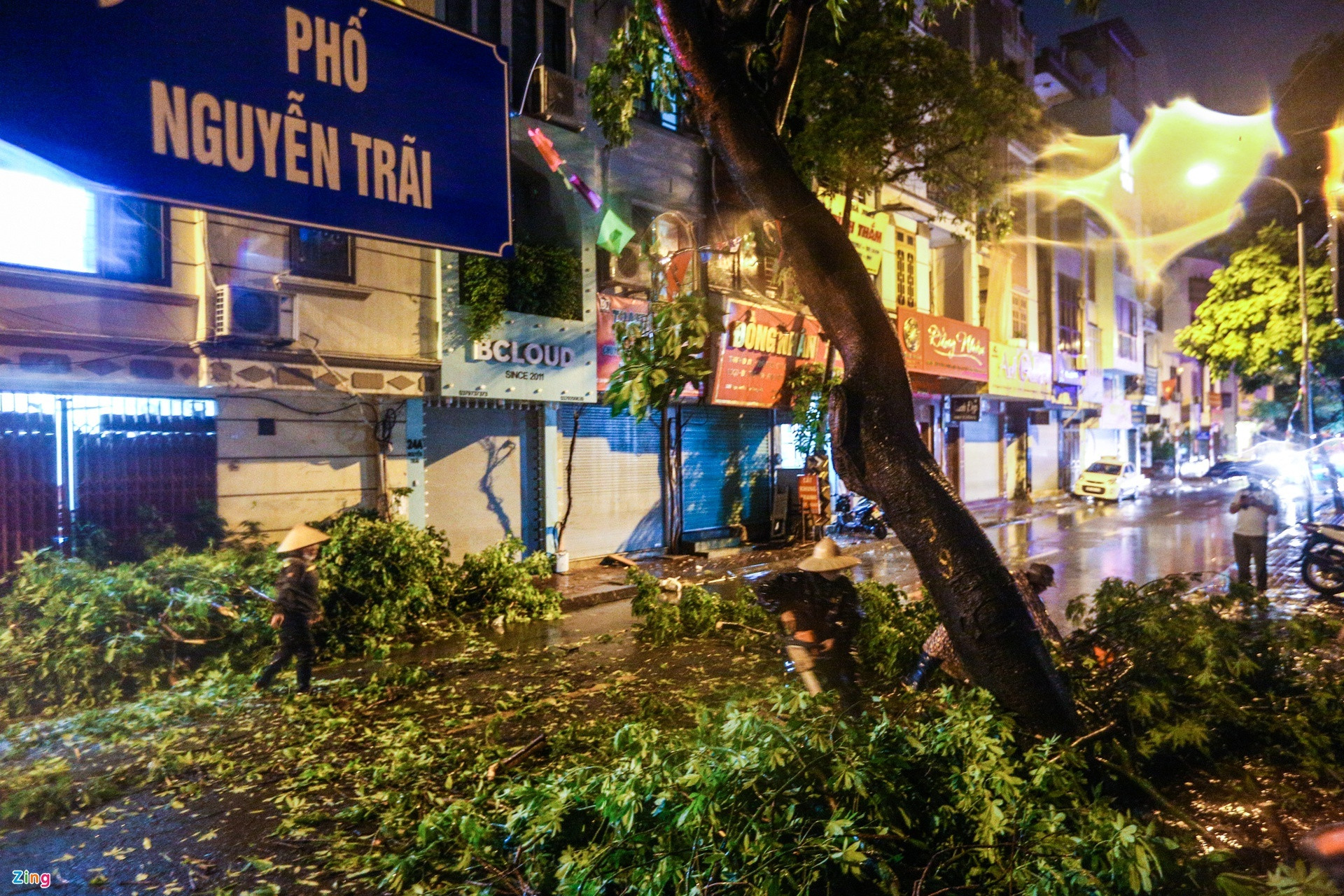 Hà Nội: Cây đổ đè bẹp xe taxi trong mưa lớn - 9