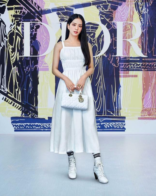 Thu Trang diện váy trắng xách túi hiệu Dior đi ký kết sản phẩm  SAOPLUS   TRANG TIN TỨC VỀ GIẢI TRÍ  NGÔI SAO