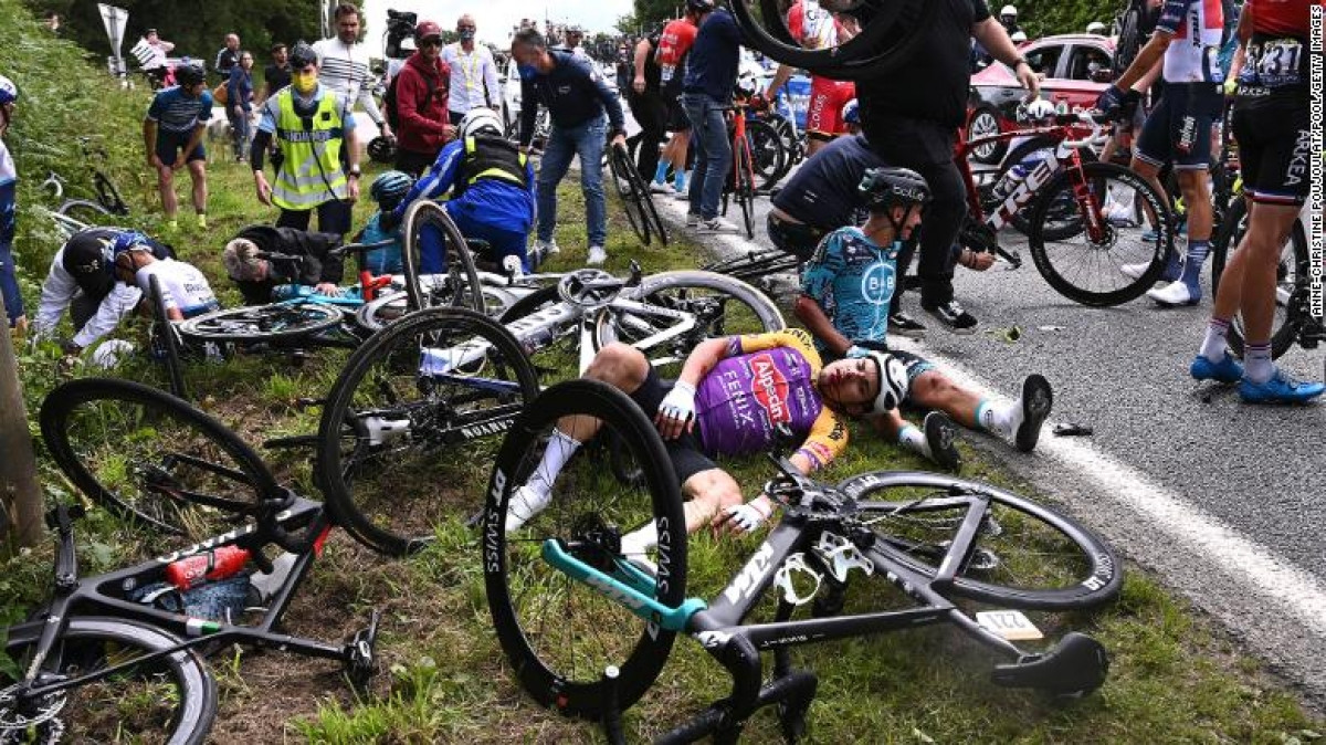 Tai nạn xảy ra ngay ngày khai mạc Tour de France. (Ảnh: Getty).