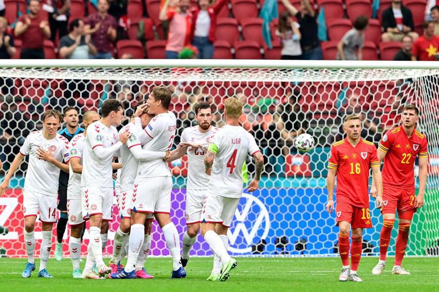 Đan Mạch vào tứ kết sau tiệc bàn thắng-1