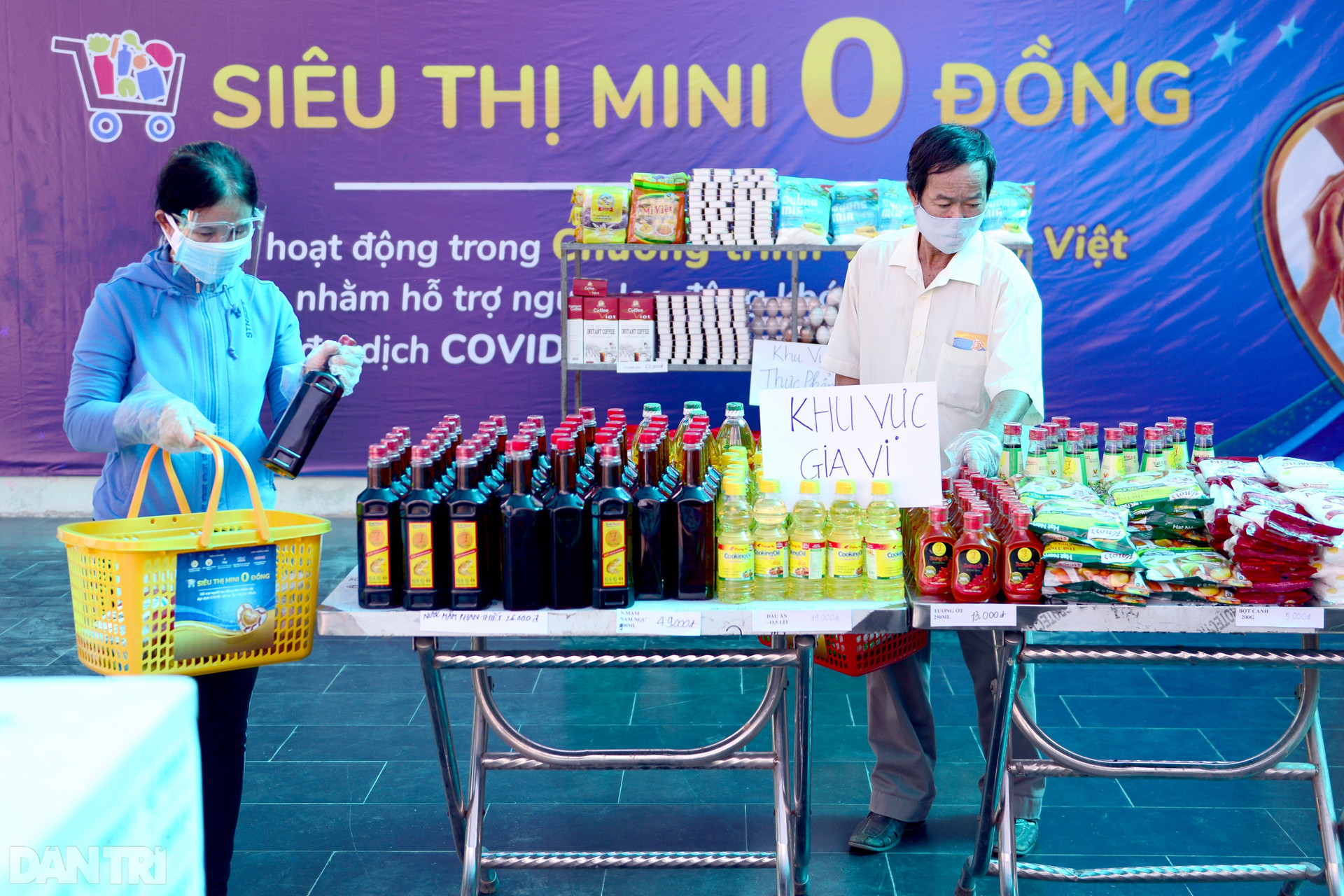 Siêu thị 0 đồng mọc lên giữa xóm nghèo Sài Gòn, dân phấn khởi đi mua sắm-1