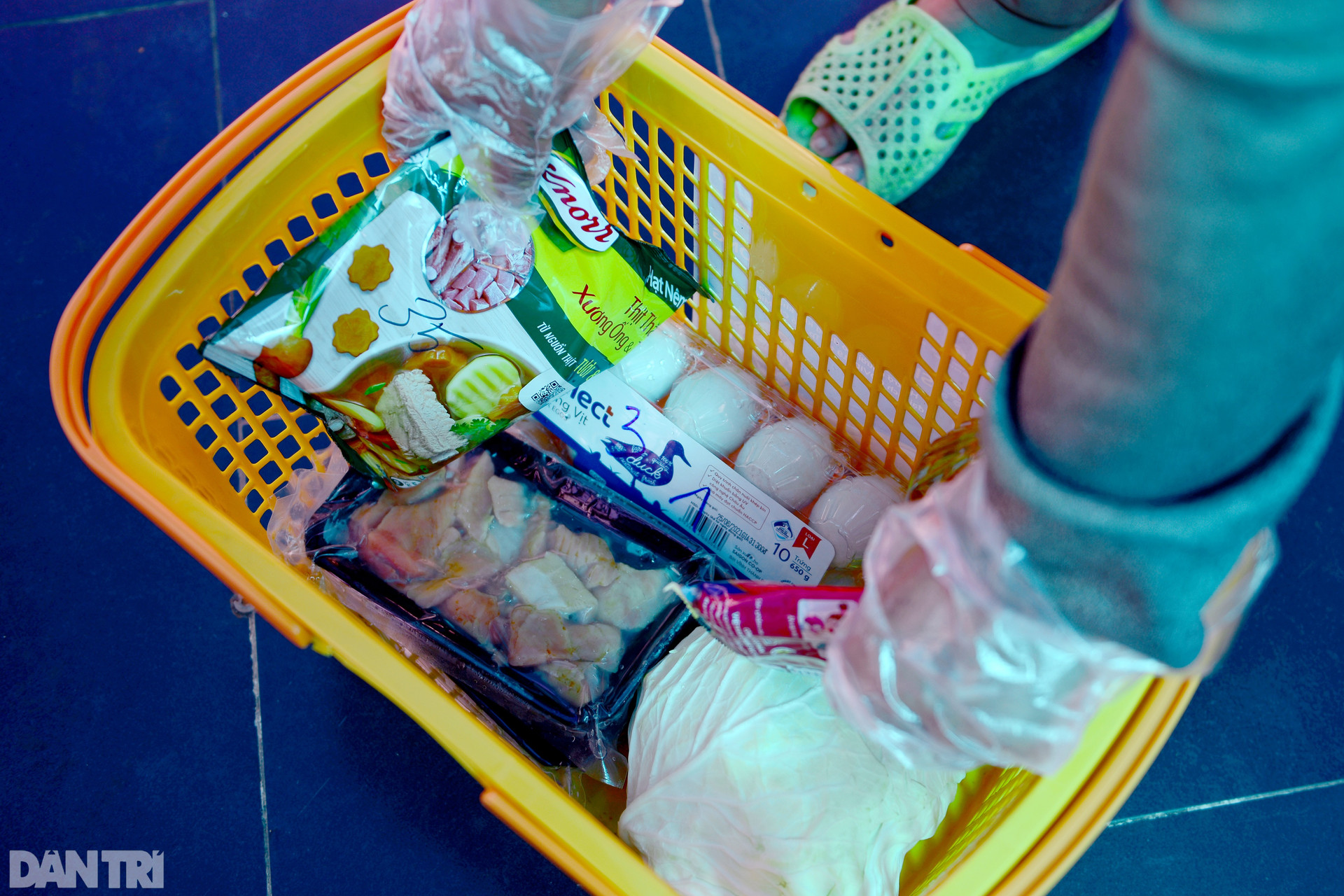Siêu thị 0 đồng mọc lên giữa xóm nghèo Sài Gòn, dân phấn khởi đi mua sắm-11
