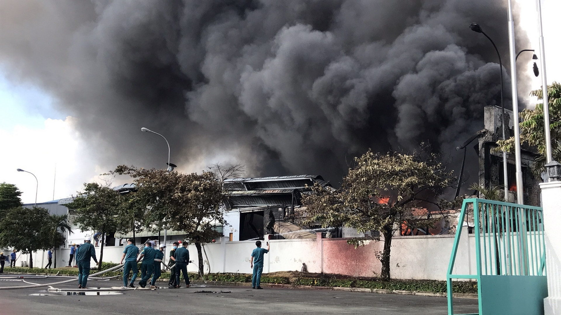 Cháy lớn tại khu công nghiệp Long Bình, Đồng Nai - 4