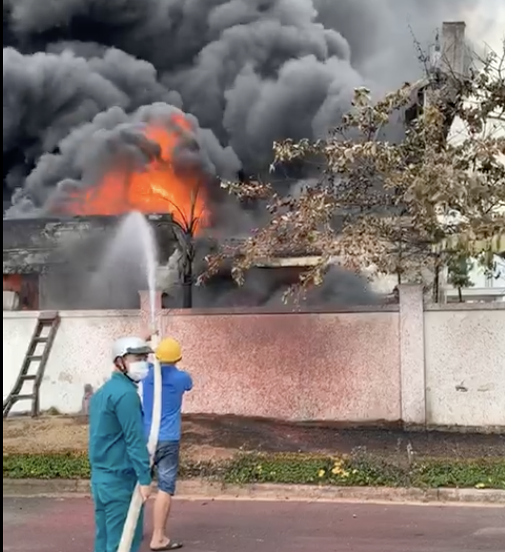 Cháy lớn tại khu công nghiệp Long Bình, Đồng Nai - 2