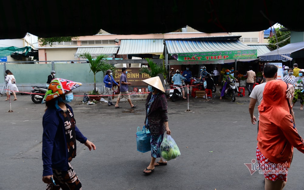 Nơi đầu tiên ở TP.HCM phát thẻ cho người dân đi chợ-13