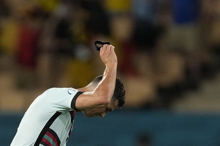 Ronaldo chia tay EURO 2020: Thất bại của ngôi sao cô đơn-2