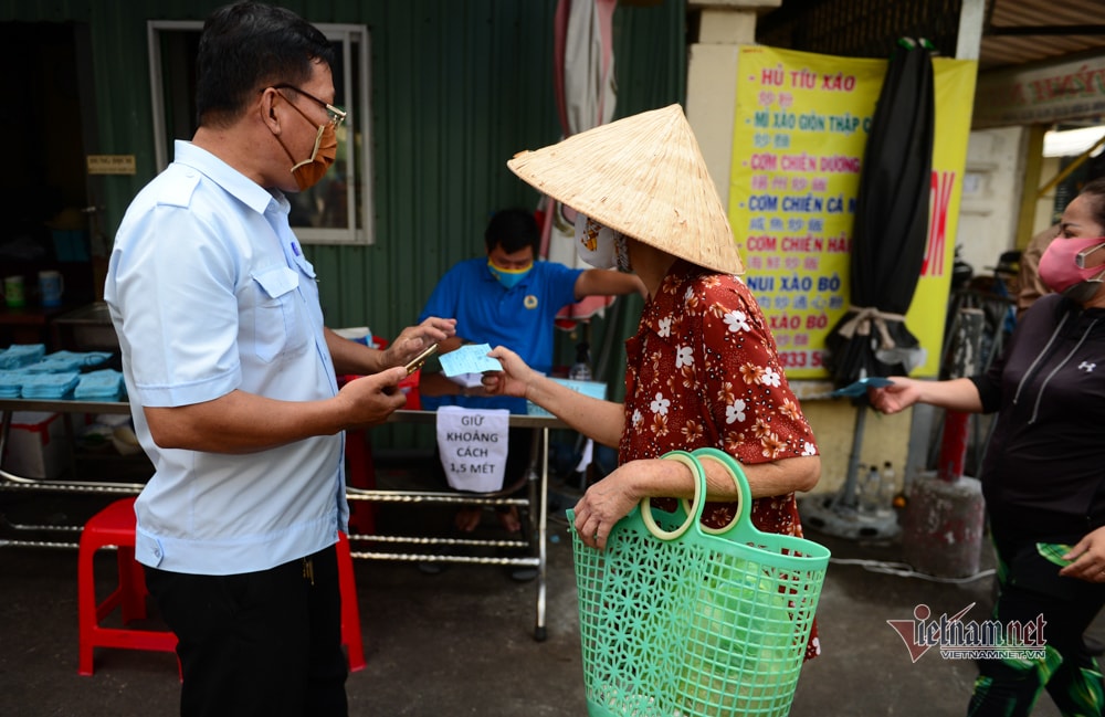 Nơi đầu tiên ở TP.HCM phát thẻ cho người dân đi chợ-4