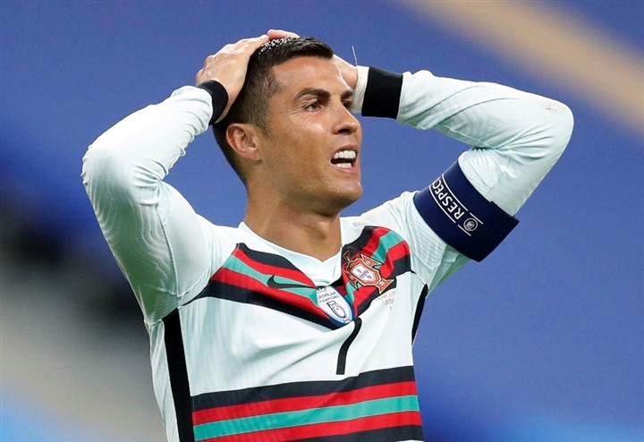 Ronaldo chia tay EURO 2020: Thất bại của ngôi sao cô đơn-4