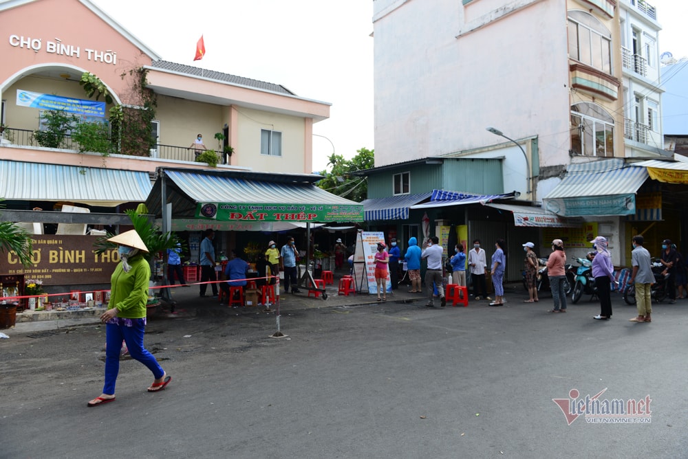 Nơi đầu tiên ở TP.HCM phát thẻ cho người dân đi chợ-1