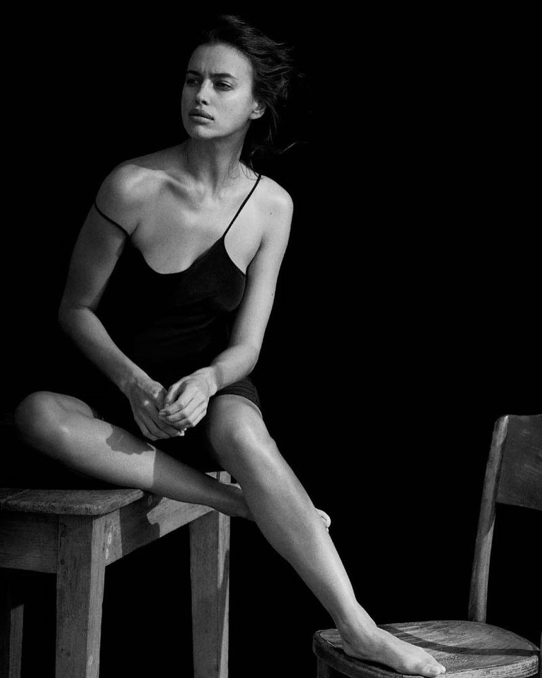 Irirna Shayk bán nude, diện quần tắm với boots giữa nắng hè gay gắt - 6