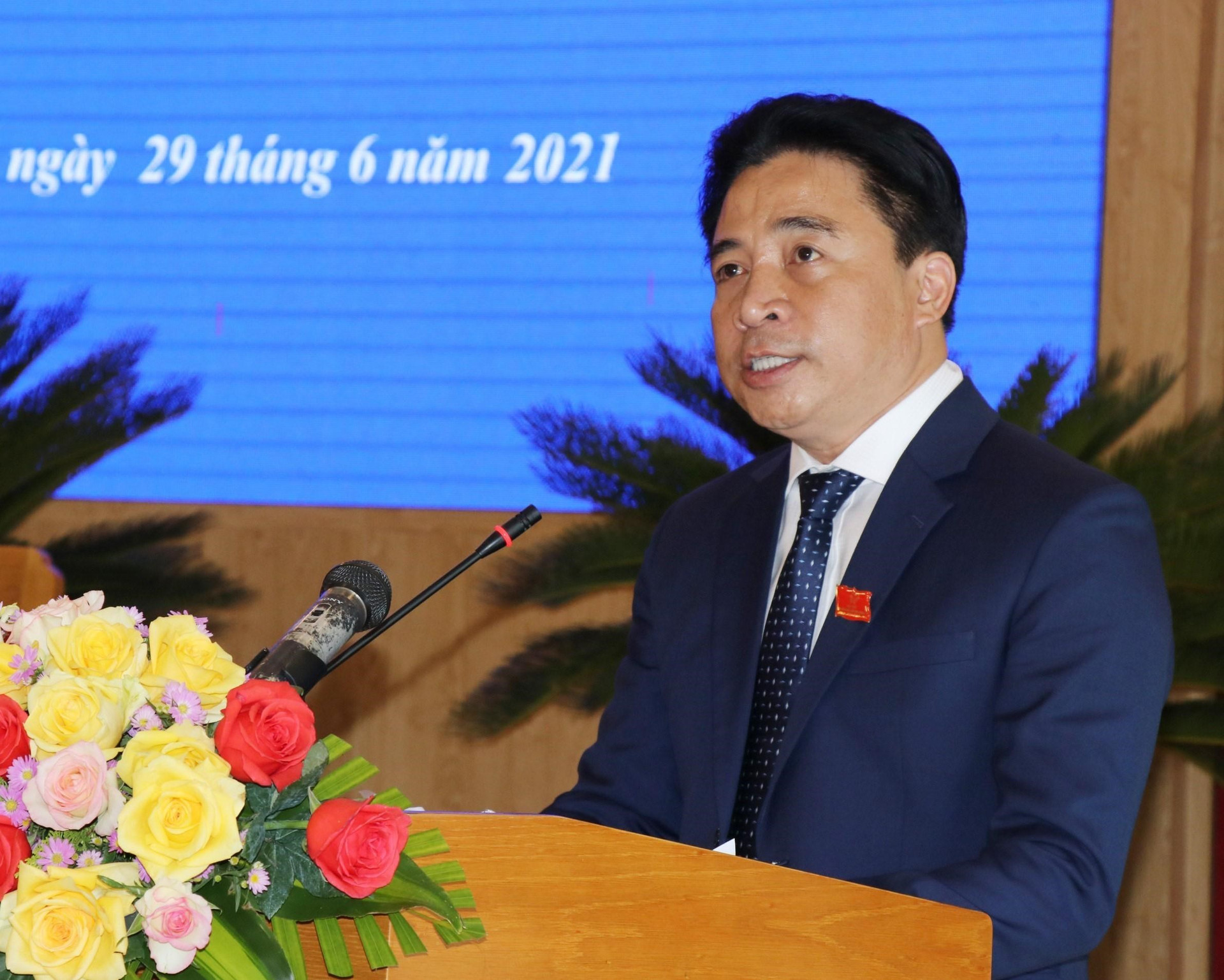 Ông Nguyễn Khắc Toàn phát biểu nhận nhiệm vụ Chủ tịch Hội đồng nhân dân tỉnh Khánh Hòa nhiệm kỳ 2021-2026. (Ảnh: Tiên Minh/TTXVN)