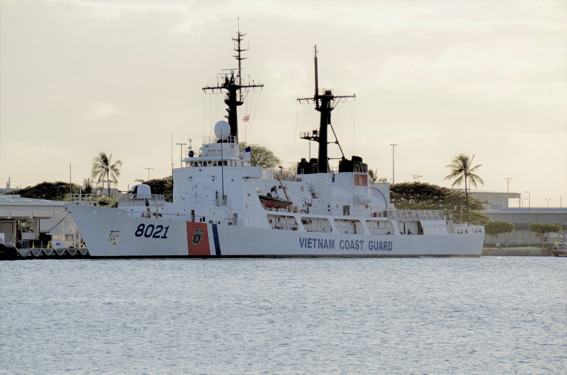 Tàu CSB 8021 tại Sand Island, Honolulu trước khi khởi hành đến Guam/// Ảnh chụp màn hình Honolulu Civil Beat