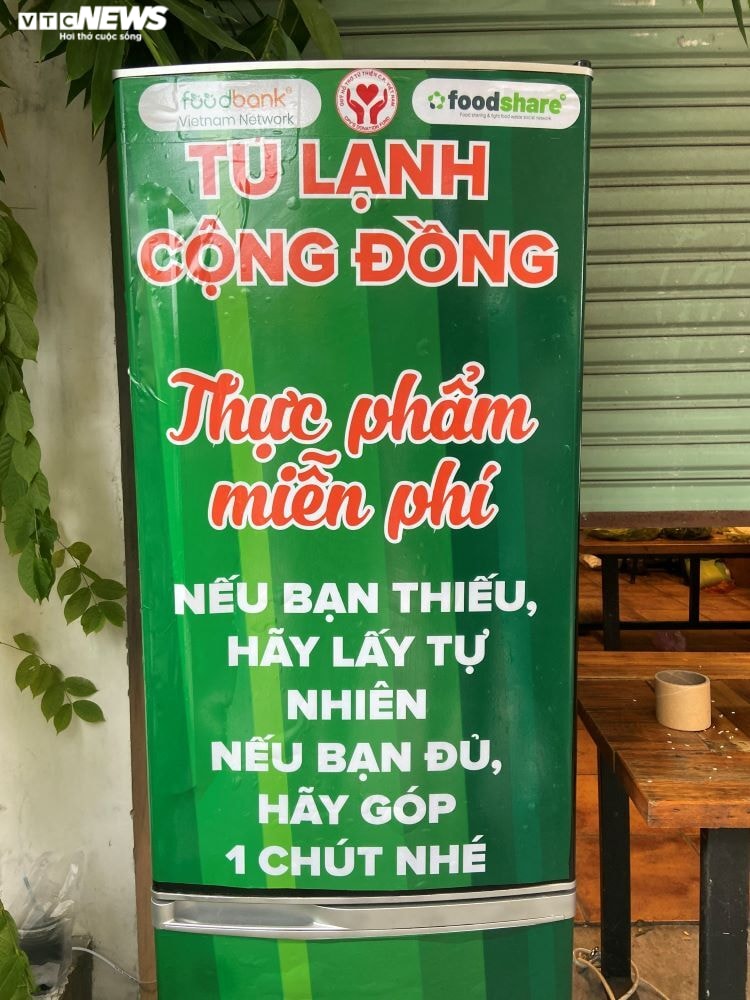 'Tủ lạnh cộng đồng' ấm tình người ở tâm dịch TP.HCM: Nếu thiếu cứ lấy tự nhiên - 1