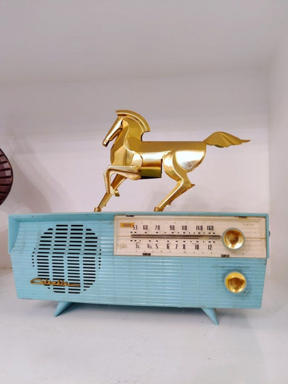 Chiếc radio cổ điển trở nên hoàn hảo khi được kết hợp với chú ngựa trang trí.