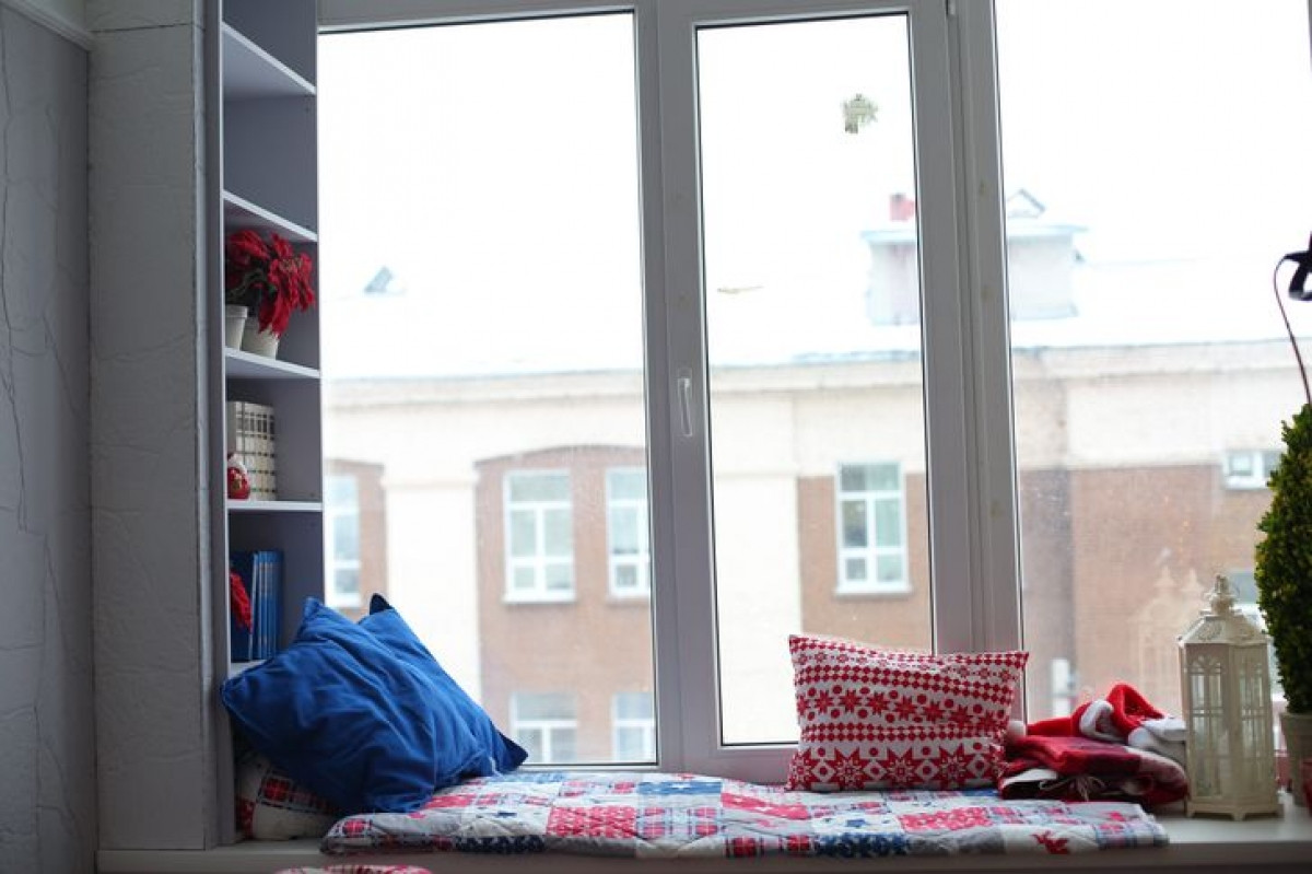 Góc ngồi thư giãn: Nếu bạn thích ngồi bên cửa sổ với một tách trà và một cuốn sách, thì lựa chọn này chắc chắn là dành cho bạn. Đôi khi bạn nên mạo hiểm để cửa sổ mở hoàn toàn mà không đóng khung bằng bất kỳ tấm rèm nào. Bạn có thể làm một bệ cửa sổ lớn, rộng, nơi bạn có thể ngồi hoặc thậm chí nằm thoải mái. Giải pháp này sẽ đặc biệt tốt trong nội thất của bạn nếu cửa sổ của bạn đủ lớn và nhìn ra sân hoặc vườn của riêng bạn./.