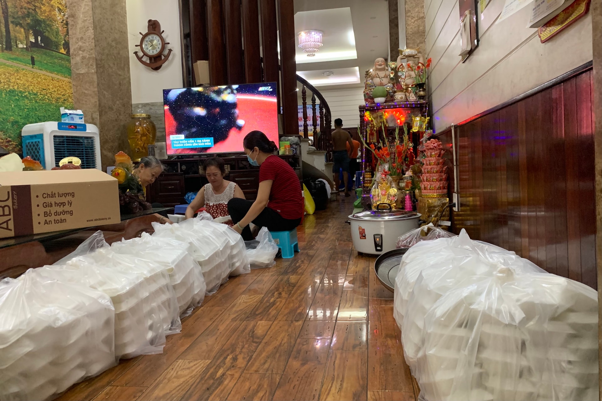 Hàng ngàn suất cơm đầy nghĩa tình và sự tận tâm đã được trao đi - 3 Hàng ngàn suất cơm đầy nghĩa tình và sự tận tâm đã được trao đi-3