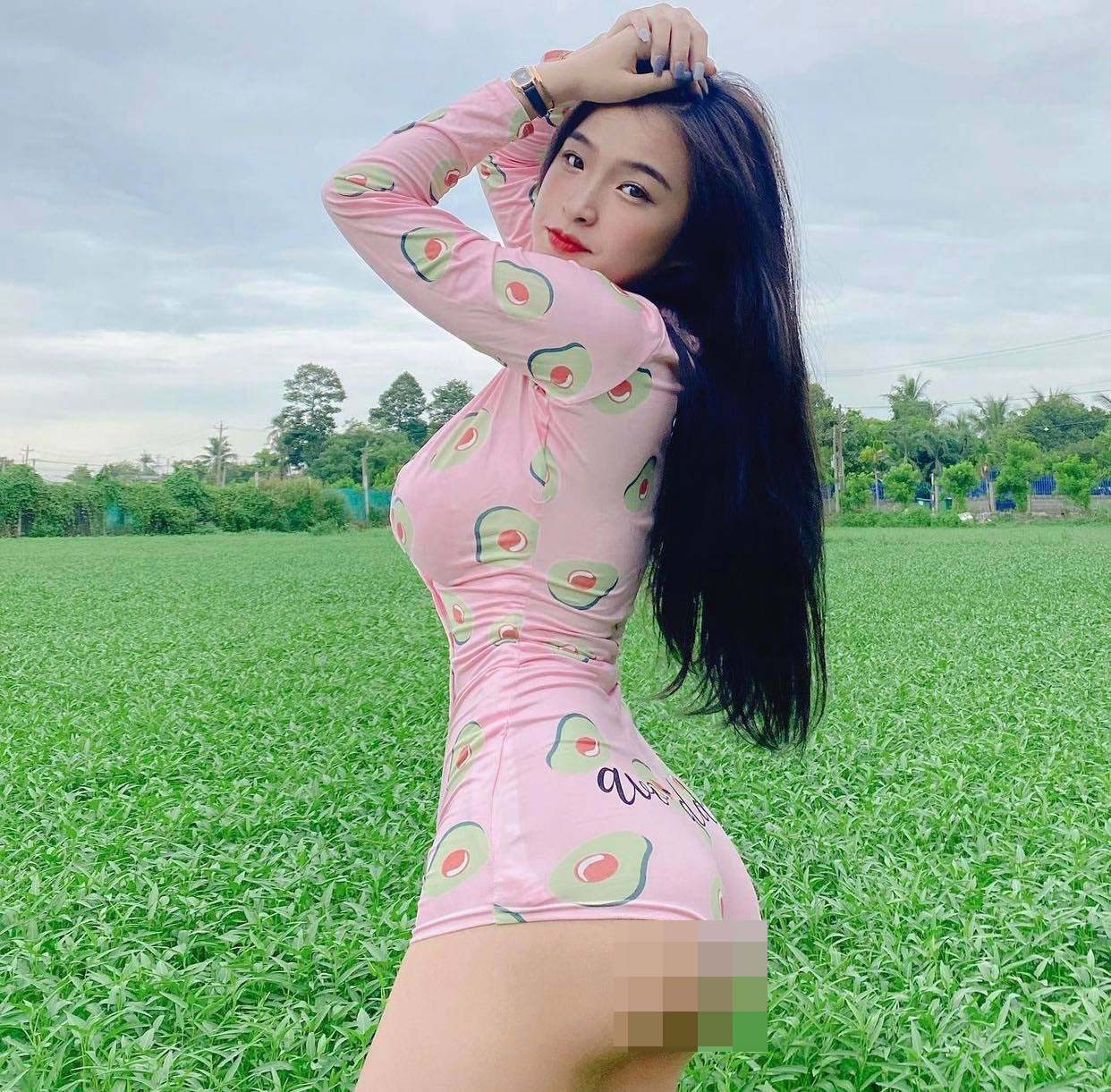 Nữ sinh hot nhất Biên Hòa mặc gợi cảm đi gặt lúa bị nhận xét 