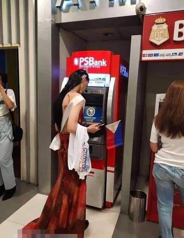 Hết hồn cảnh Hoa hậu Hoàn vũ đua xe đạp, nướng gà, rút tiền ATM-9