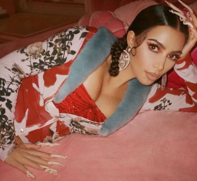 Kim Kardashian bị la ó vì bất chấp quy định trang phục - 5